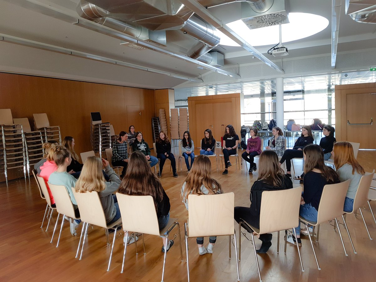ADAalgorithmen's tweet photo. #Niederoesterreich 🔊⚡Prof. Marlies Temper @bds_fhstp leitet das Workshop Tagebuch der Informatikerin an einer Schule in #Krems. Ziel des Workshops? Den Mädchen in Schulen in Österreich weibliche Vorbilder #Informatik #MINT zu vermitteln. #edupnx #DigitaleBildung #CSDiary #KI https://t.co/UuB5Oy91Uc
