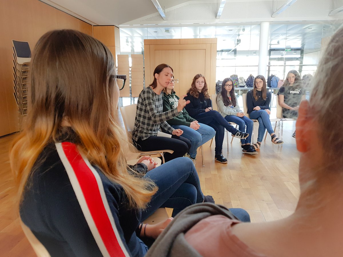 ADAalgorithmen's tweet photo. #Niederoesterreich 🔊⚡Prof. Marlies Temper @bds_fhstp leitet das Workshop Tagebuch der Informatikerin an einer Schule in #Krems. Ziel des Workshops? Den Mädchen in Schulen in Österreich weibliche Vorbilder #Informatik #MINT zu vermitteln. #edupnx #DigitaleBildung #CSDiary #KI https://t.co/UuB5Oy91Uc