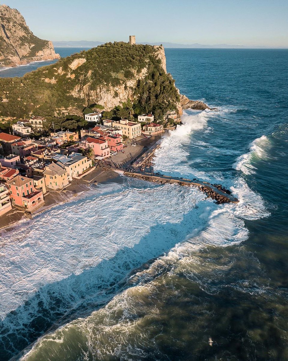 ig_liguria's tweet photo. Bellissima mareggiata dal punto di vista fotografico, ma purtroppo anomala per la forza ed il luogo. Il clima è cambiato e facciamo troppo poco per rimediare agli errori.
........................................................
🔸Photo by: @nico_cene
🔸Location:  #varigotti https://t.co/tQTtiPE6Vq