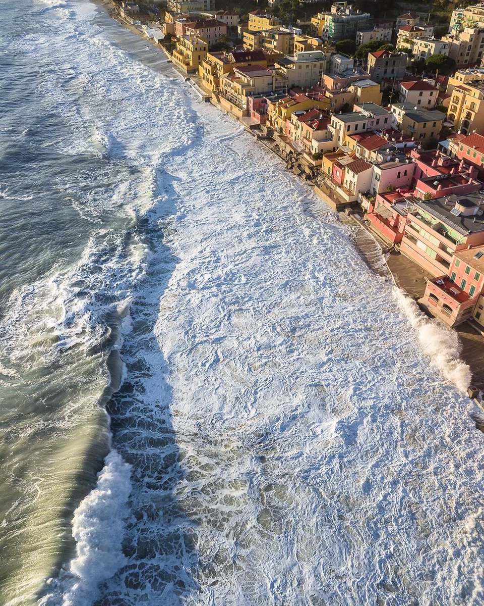 Bellissima mareggiata dal punto di vista fotografico, ma purtroppo anomala per la forza ed il luogo. Il clima è cambiato e facciamo troppo poco per rimediare agli errori.
........................................................
🔸Photo by: @nico_cene
🔸Location:  #varigotti