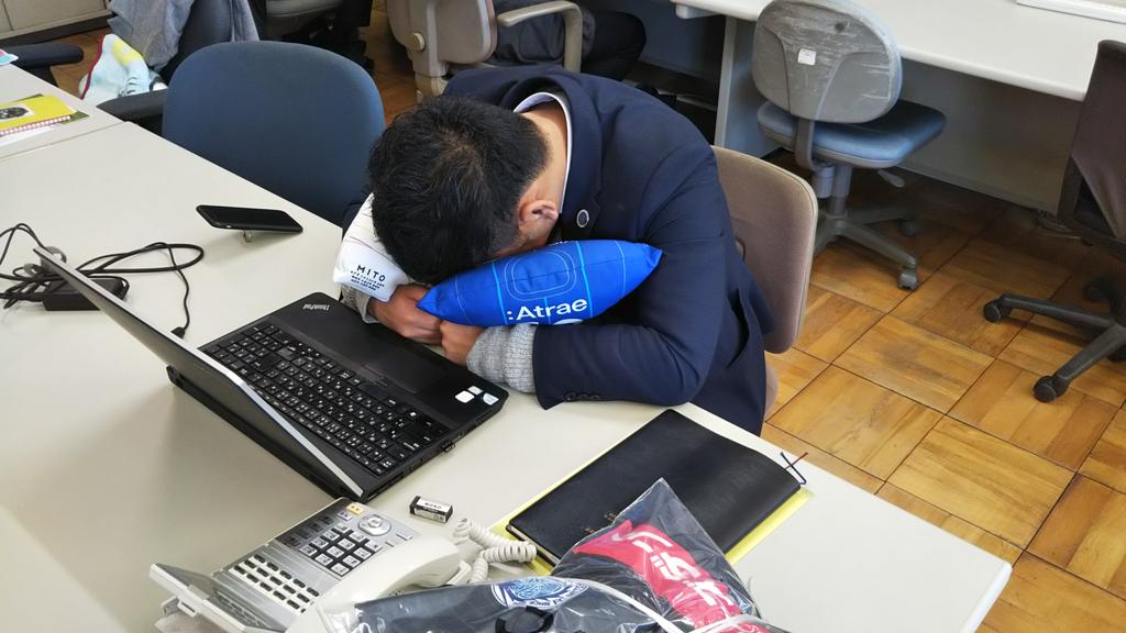 hollyhock_goods's tweet photo. ユニフォーム型ミニクッションと某フロントスタッフ。
クッションを使用して休憩中😴
#事務所から顔出しNG
#ユニフォーム型ミニクッション
#オンラインで絶賛販売中
https://t.co/R1L3NRmQDQ https://t.co/7zC6w6tveD