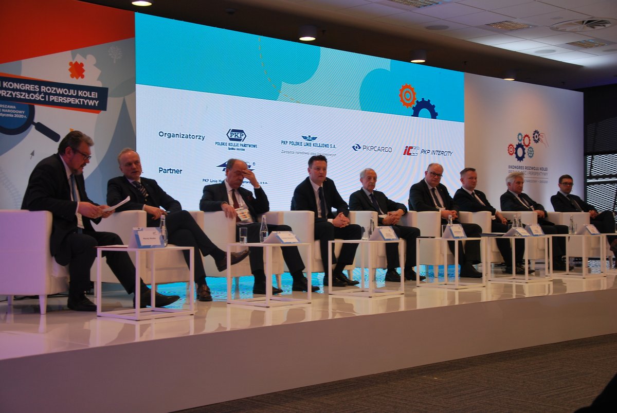 pkpcargo_media's tweet photo. Trwa Kongres Rozwoju Kolei - rozpoczął się panel poświęcony rozwojowi przewozów intermodalnych w korytarzu północ-południe i na Nowym Jedwabnym Szlaku. https://t.co/NnCpFz703Q