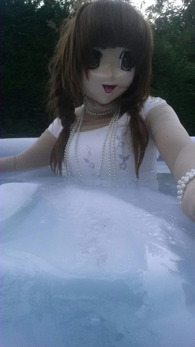 Floaty dress actually floating...
#AnimeGirl #kigurumi #animegao #kiglife #paddlingpool #weddingdress
