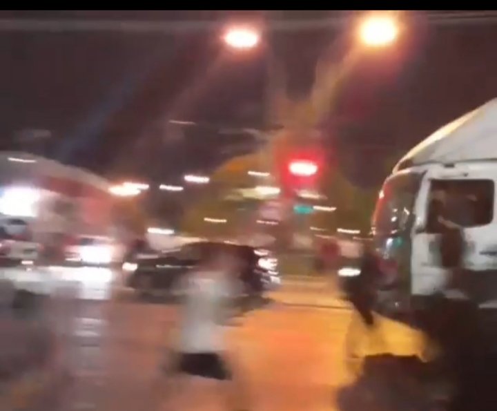 JoviNomas's tweet photo. Carabineros después de atropellar y dar muerte a Jorge Mora, quebró el parabrisas del camión para ahora decir que tenían poca visibilidad y que no vieron al hincha al momento del "accidente".  IMPOSIBLE que no te des cuenta que atropellaste a un persona.
#Montaje 
#PacosAsesinos https://t.co/DS4z2mXvOv