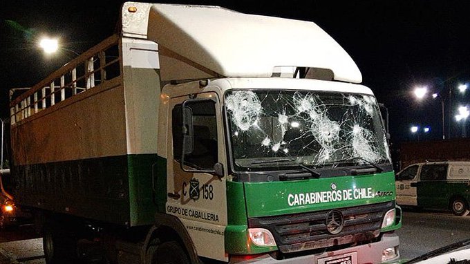JoviNomas's tweet photo. Carabineros después de atropellar y dar muerte a Jorge Mora, quebró el parabrisas del camión para ahora decir que tenían poca visibilidad y que no vieron al hincha al momento del "accidente".  IMPOSIBLE que no te des cuenta que atropellaste a un persona.
#Montaje 
#PacosAsesinos https://t.co/DS4z2mXvOv