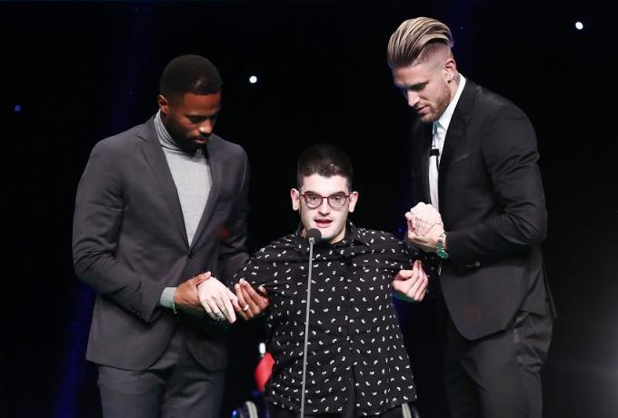 PAOK_ESP's tweet image. Ayer, en la gala de los premios #PSAP hubo un momento muy humano. 

Antonis, un seguidor del #PAOK con problemas de movilidad recibió el cariño de todos los presentes y en especial el de #Paschalakis y #Varela, arroparon al joven que tuvo unas palabras muy emotivas para todos.