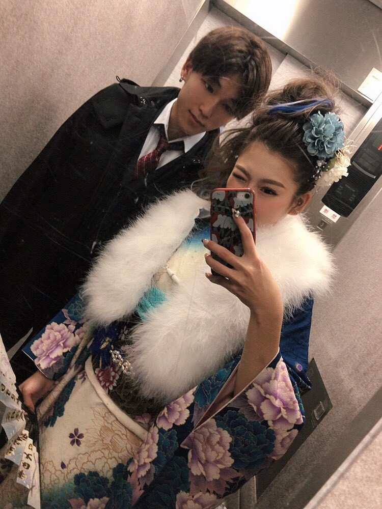 R_x000x's tweet photo. 13年前に撮った同じ木の下でパシャリ📸

無事成人することができました㊗️💐
大人になったね〜！(まだ19歳ですが)
これからも助け合っていこうね兄貴✌🏽️

彼氏じゃないよ〜双子だよ〜成人式ver👦🏻👧🏻 https://t.co/7F7c8ujaxV