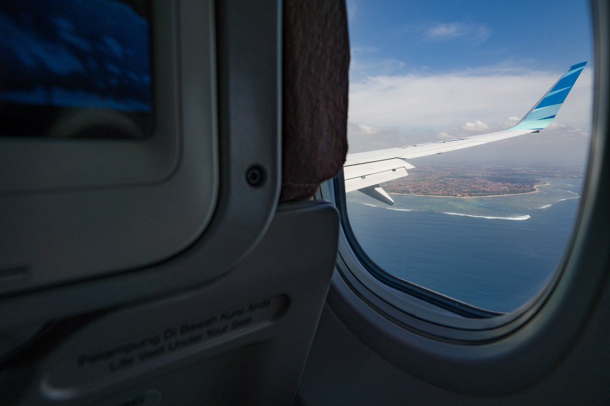 Beautiful #Bali 🛬 PK-GFN moments away from touching down on runway 27 from <a href="/PerthAirport/">Perth Airport</a> #GA727