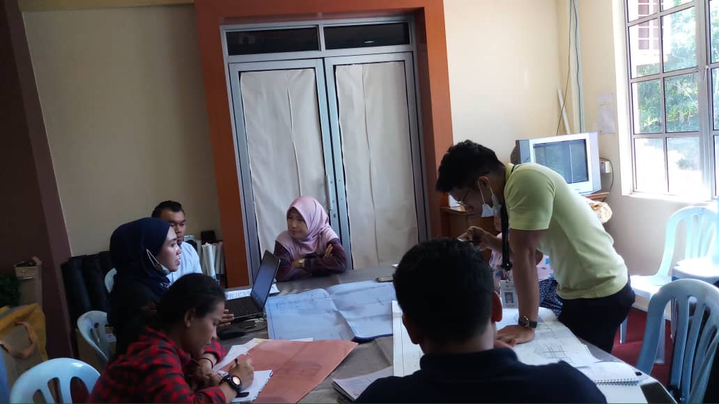 BUB_csfbjkr's tweet photo. Pelaksanaan pemeriksaan kajian kerosakan (CaST) bangunan - Muzium Chimney, Labuan yang diketuai oleh Sr Dr. @Syemiiy BPPTB @csfbjkr KL. Turut serta @JKRLabuan @PRMUZIUM @CKASHQJKR bagi memeriksa kerosakan yang berlaku pada bangunan muzium ini. 
@irazizul 
@JKRMalaysia https://t.co/YiES6ziVua