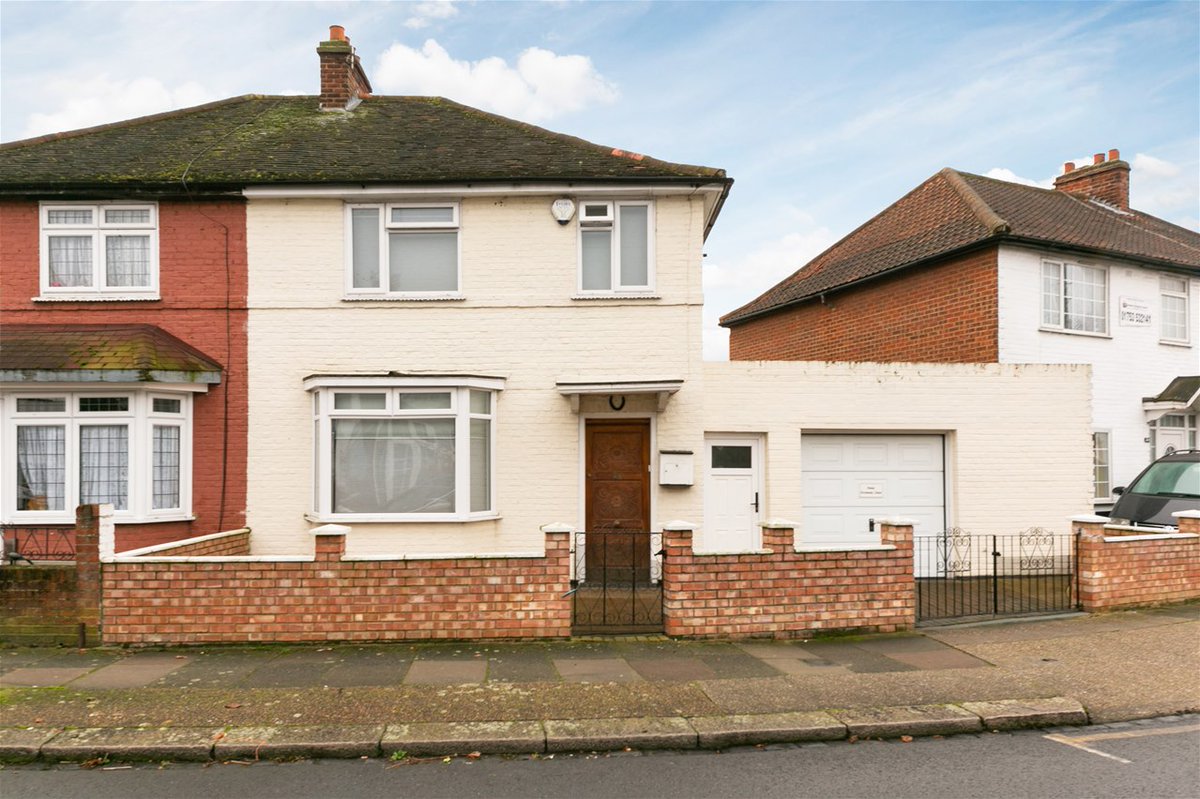 cjamesproperty's tweet photo. 3 bed, 3 rec room semi in Tooting. GARAGE plus 3 utility/storage, long garden. Offers enormous potential!
https://t.co/vhMyGImnHX
#tooting #semidetatched #potential #threebedrooms #3bedrooms #buying #movinghouse #garage #garden https://t.co/j8WKLI2JGp
