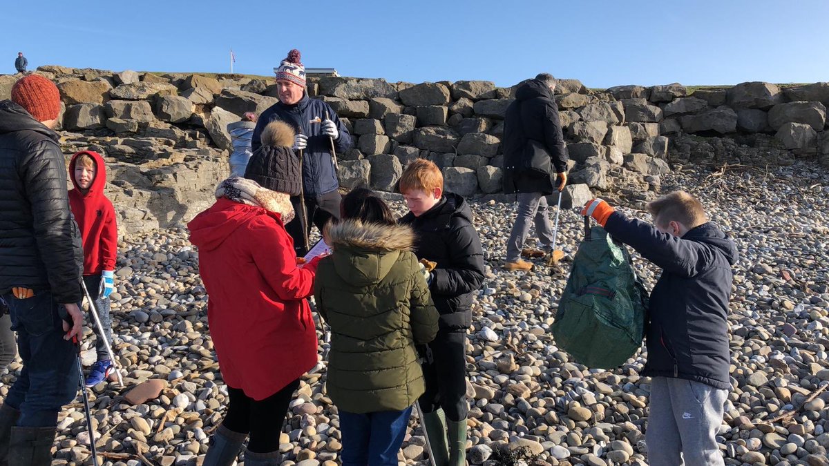 Springwood_Prm's tweet photo. What a beautiful day for a beach clean with our friends @BirchgrovePrm #springeco #erasmus #plasticsproject https://t.co/Uy5n3sBNlk