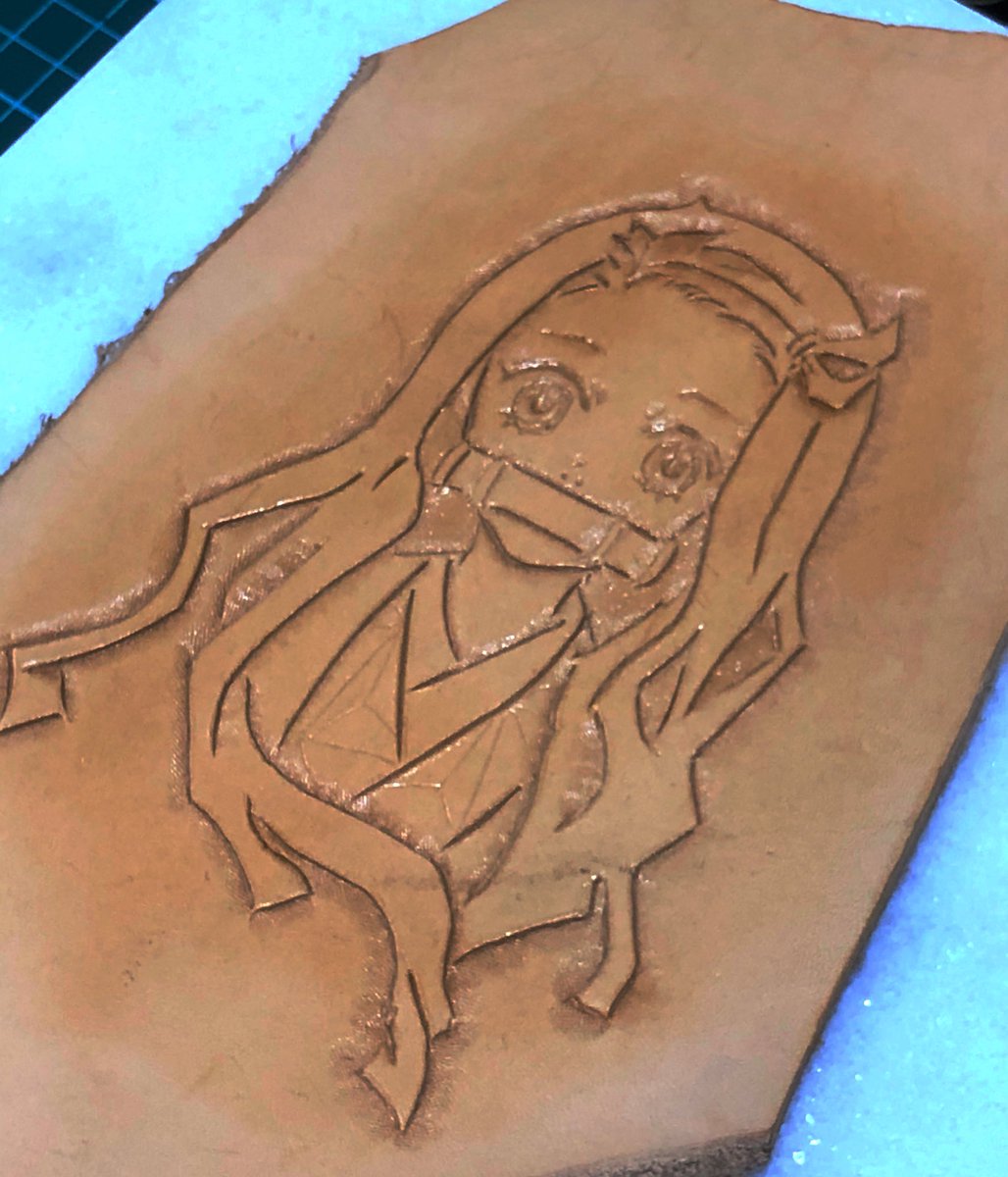 クランチ 初めてのレザーカービング 仕上げのコートを塗ってとりあえず完成したよ W ﾉｼ 鬼滅の刃の禰豆子ちゃんを カービングしてみました レザークラフト カービング 鬼滅の刃 禰豆子 初心者 練習中