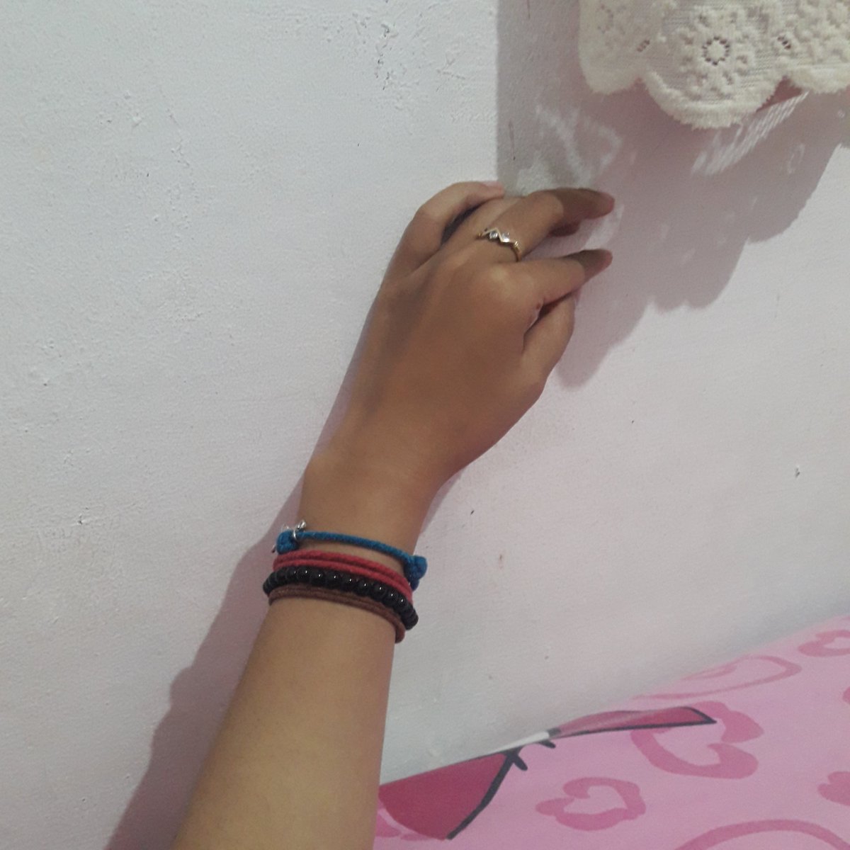 Fitreehh's tweet photo. Sebenarnya gatau sih apa motivasi gue pake gelang kek gini diusia 22thn, tapi pas masih belasan tahun tuh merasa ga pantes bgt gt sampe dulu tangan gue polos2 aja ga pake aksesoris https://t.co/Vp4GqPGq3I