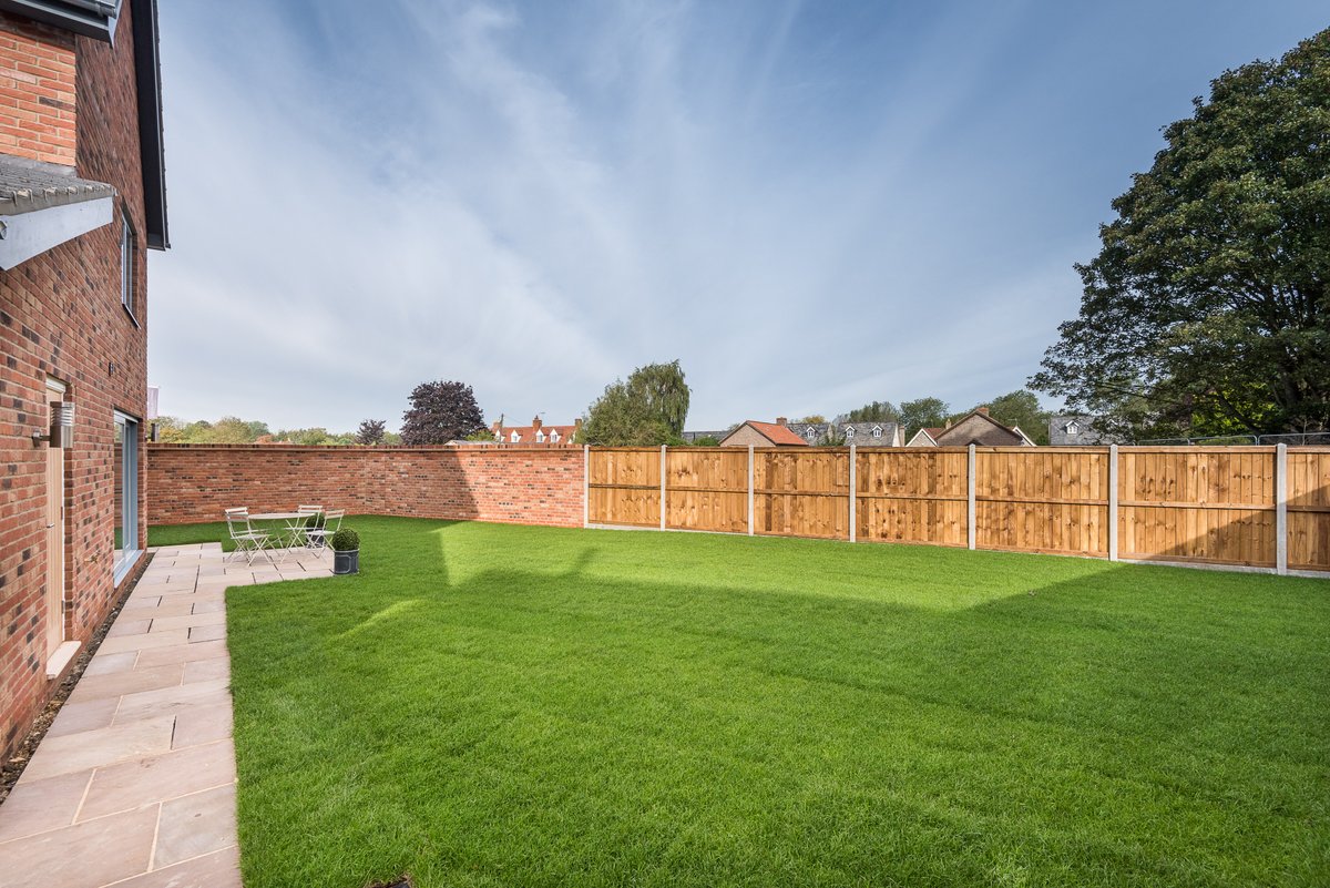 JSNewmarket's tweet photo. READY TO VIEW! 
4 bed detached house part of the exclusive contemporary new homes by @HeritageDevUK 
See full property details at https://t.co/NHNeb6WbXu 
OIEO £550,000
📞@JSNewmarket 01638 662231 to arrange your viewing today &amp; take virtual tour at https://t.co/KWUfmWBkPO https://t.co/HcSRPMwUjS