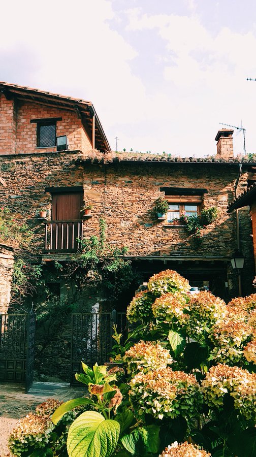 HassaneTraveler's tweet image. #MiercoleSpain 

En este pequeño enclavado en plena sierra de Gata, que destaca por sus singulares construcciones, la gente puede gozar de la iglesia de Santa María de la Concepción, una pequeña joya del S. XVI.
#RobledilloDeGata ya es un destino de @LosPueblosmbe