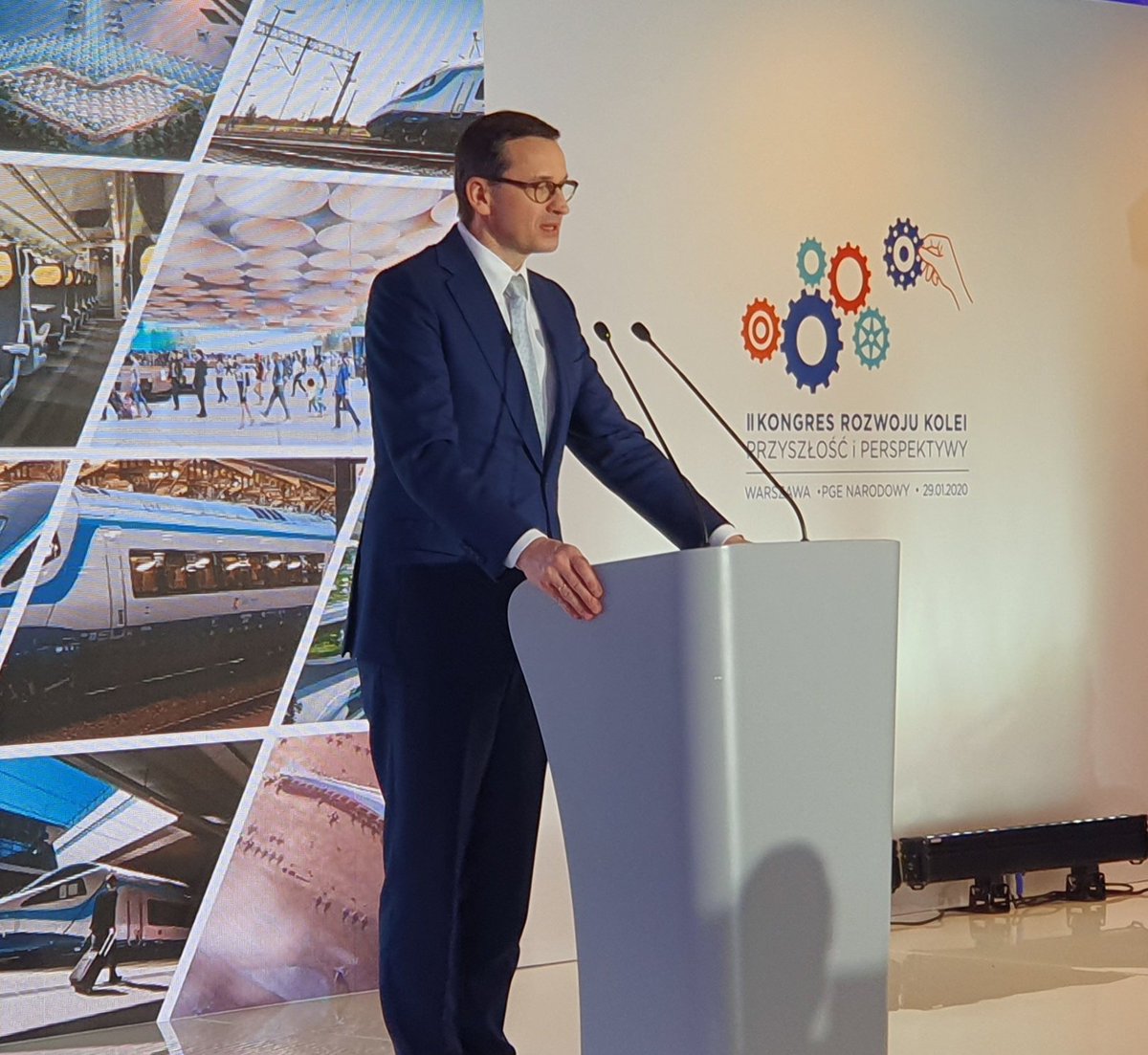 SzHuptys's tweet photo. Premier @MorawieckiM: "Centralny Port Komunikacyjny @STH_Poland jest sercem planu zrównoważonego rozwoju. To nie tylko lotnisko, ale także wiele km nowych linii kolejowych." 

#kolej2023 https://t.co/HkT4iGmAd1