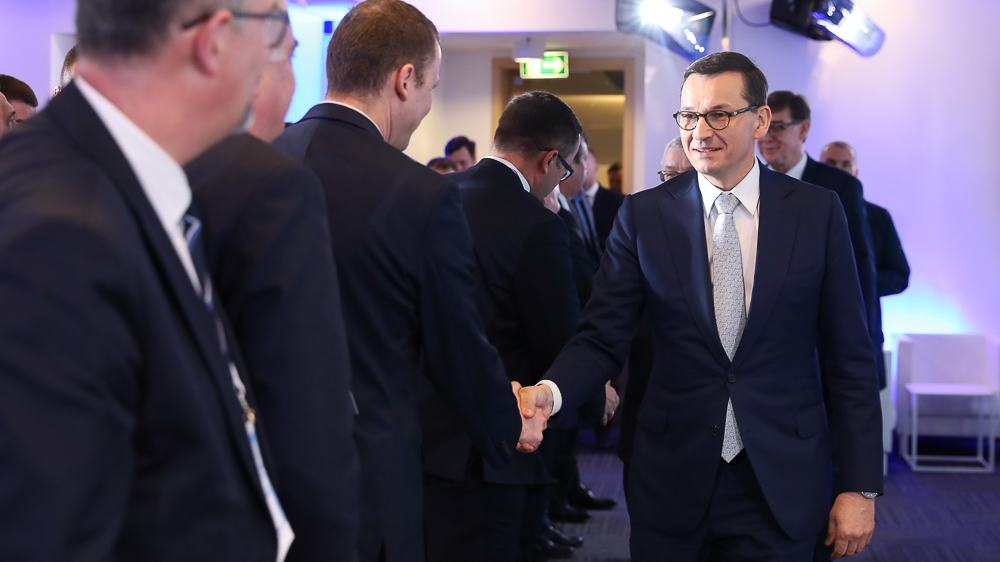 PremierRP's tweet photo. Premier @MorawieckiM podczas II Kongresu Rozwoju Kolei: Bardzo się cieszę, że realizujemy strategię rozwoju kolei. Potrzebujemy przełomu technologicznego opartego o nowe założenia infrastrukturalne. Takim założeniem jest Centralny Port Komunikacyjny. https://t.co/l0VE2S0deT