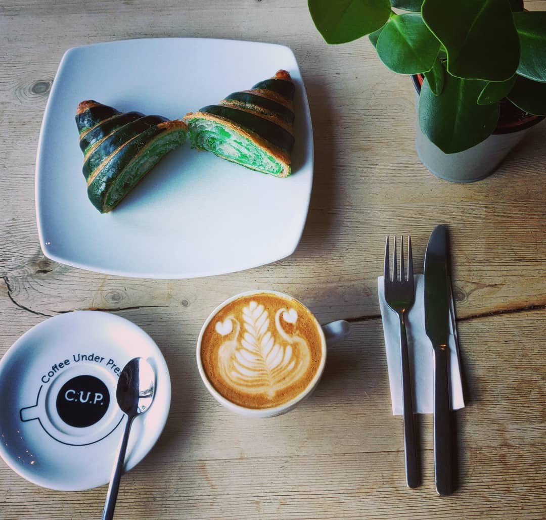 New pastries and flavours are waiting!
On the picture:
Flat white with the Joe's green Balloon from the @theroastingpartyuk 
Matcha Croissant from @debaere_uk 
Good vibes served from <a href="/bloodymaryf/">Marina</a>

#brewithlove  #coffeeunderpressure #espresso #flatwhiteart #matcha #croissant