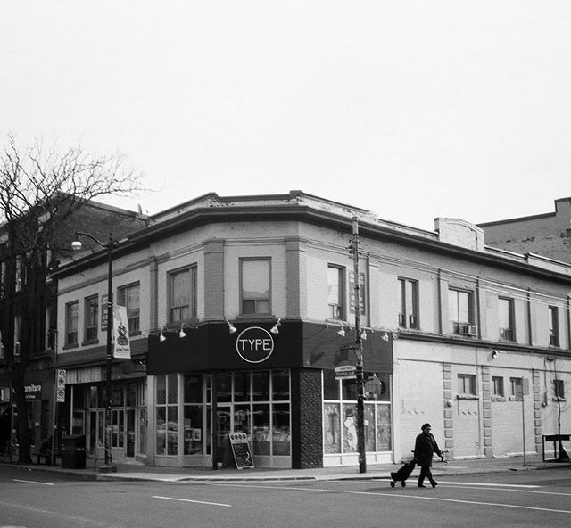 CPDavy's tweet photo. Dundas West

#koniomega  #omegarapid #tmax100 #6x7 #mediumformat  #shootfilmstaybroke #filmcommunity #filmisnotdead #analog #analogphotography #toronto  #torontoliving #blackandwhite #monochrome #thejunction #junctiontoronto #junctiontriangle https://t.co/B9BkmfsfEj https://t.co/bhpwldzQ6z
