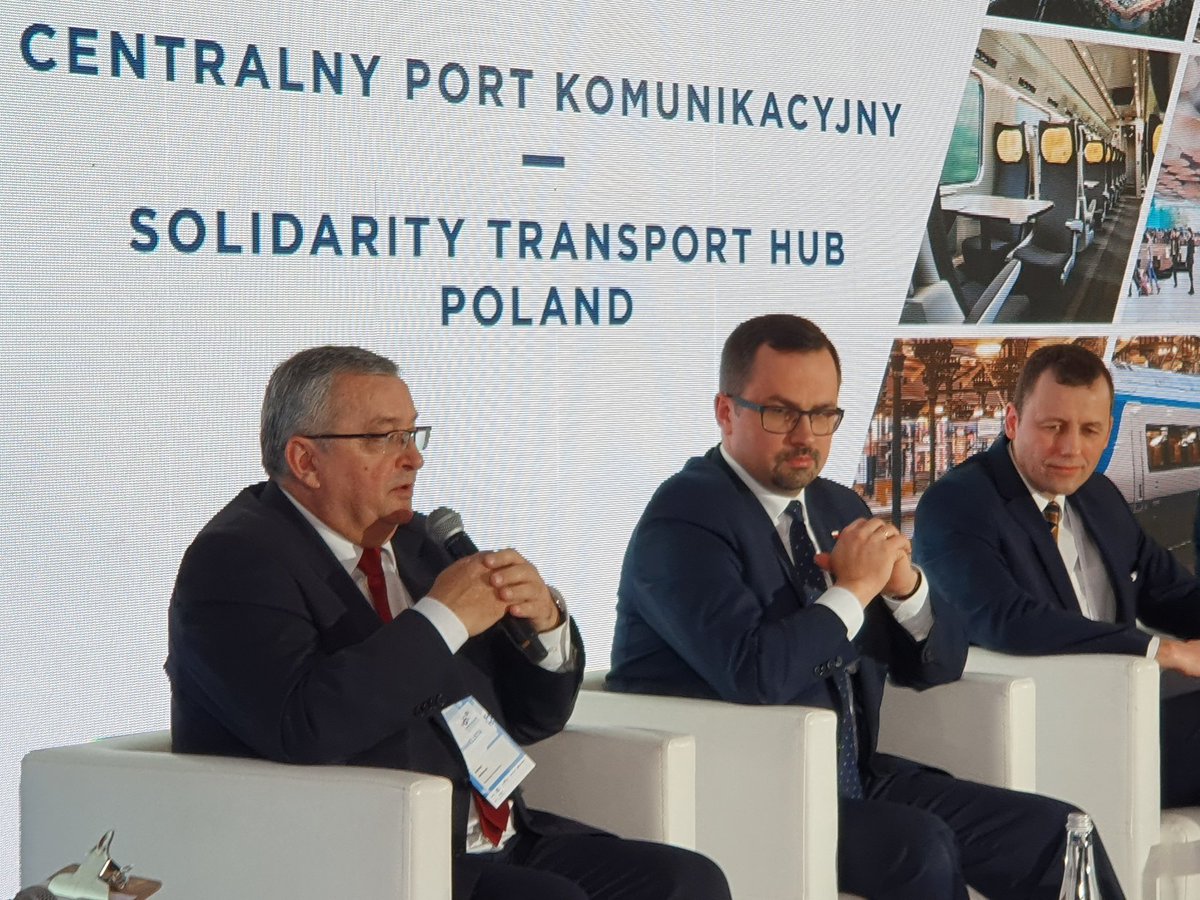 SzHuptys's tweet photo. Min. @AMAdamczyk: "Nowe linie kolejowe budowane jako komponent kolejowy CPK @STH_Poland oznaczają większe oczekiwania w kwestii taboru i kolejne zamówienia. To szansa dla gospodarki narodowej."

#kolej2023 https://t.co/6TWuM7cK4P