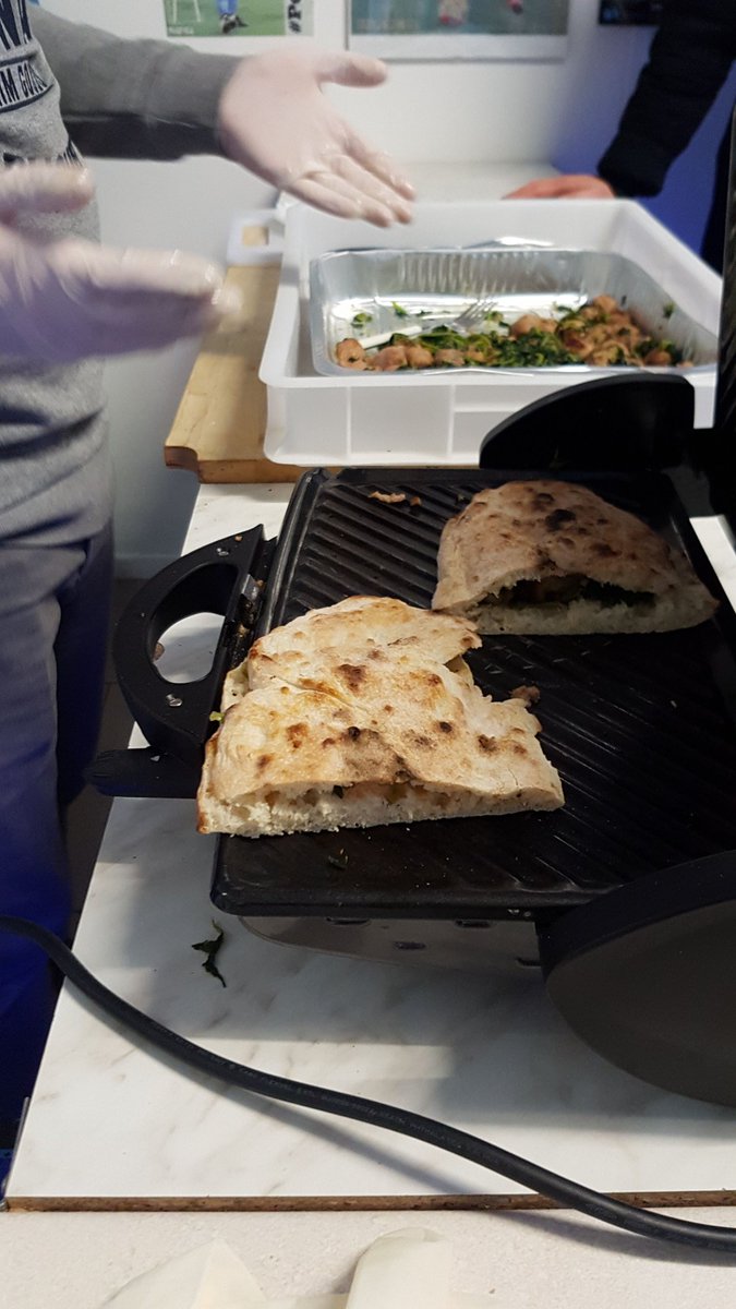 NCTPartenopea's tweet photo. Ad ogni partita del @sscnapoli abbiamo quasi sempre queste bontà!
#Panuozzi o panini sasicc e friariell
#Sfogliatelle ricce e frolle,#craffe,
#pizza e tanto altro!
Vi aspettiamo numerosi al club!
#ForzaNapoliSempre https://t.co/ElLaviXeMf