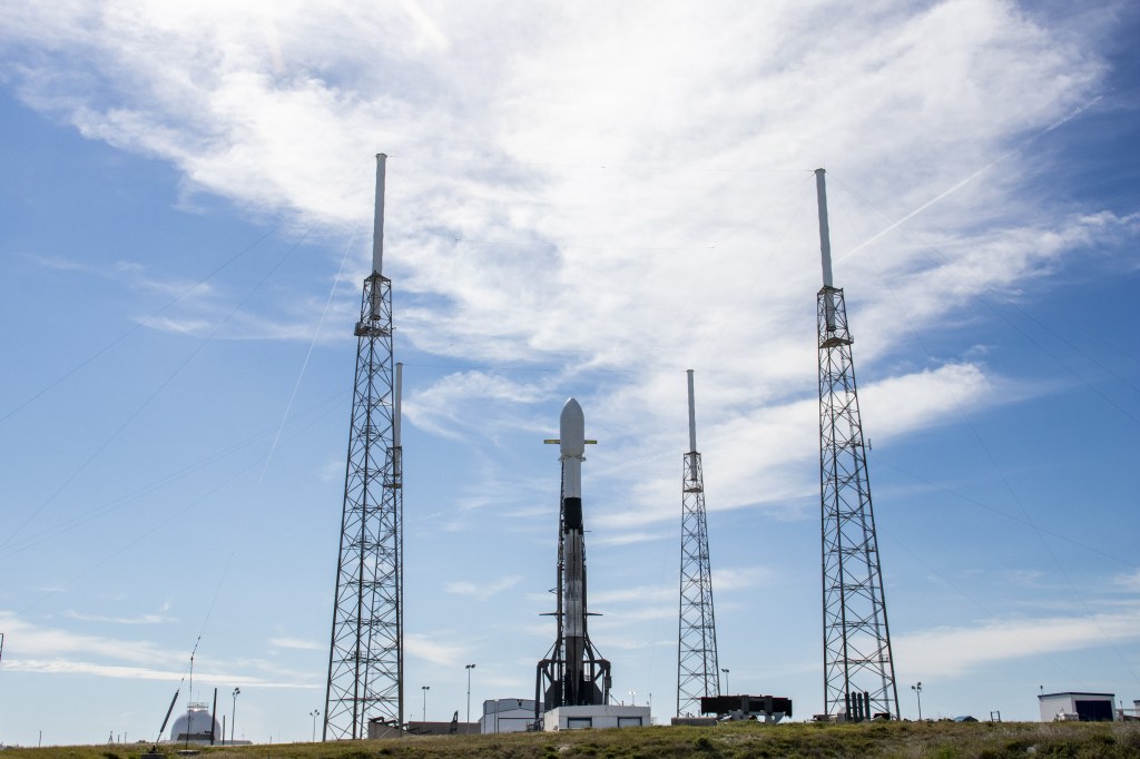 TechCrunch's tweet photo. Watch SpaceX launch 60 more Starlink broadband satellites live https://t.co/RMm6lpnGQa by @etherington https://t.co/CiRnpiNxCx