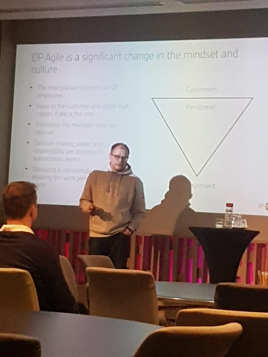 MYliperttula's tweet photo. Jukka Parkkinen ja mielenkiintoinen tarina OP:n muuttumisesta ketteräksi organisaatioksi ja mikä on pilven merkitys muuttumisessa. Happy team performs better! Management will be enabling successes and removing obstacles with a coaching and service attitude. #tividc @OP_Ryhma https://t.co/VBci2ZD7NT