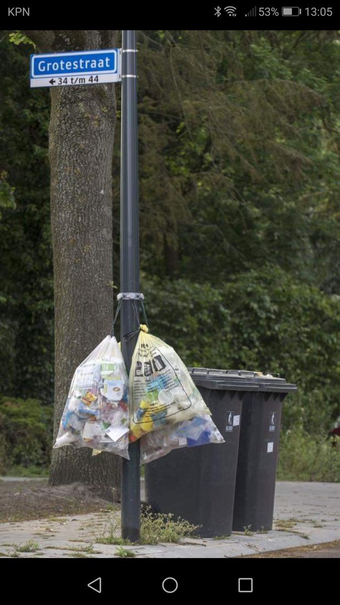 hoogervorst1968's tweet photo. Beste @gem_teylingen is het mogelijk om aan de lantarenpalen of andere palen haken te plaatsen voor de #plasticzakken, zodat deze niet door straten waaien? #storm #troep #houddegemeenteschoon https://t.co/Zu07h2zTfT