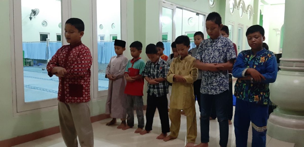 Siswa SD Juara melaksanakan Solat Tahajud berjamaah, rangkaian kegiatan MaBiT (Malam Bina Taqwa)