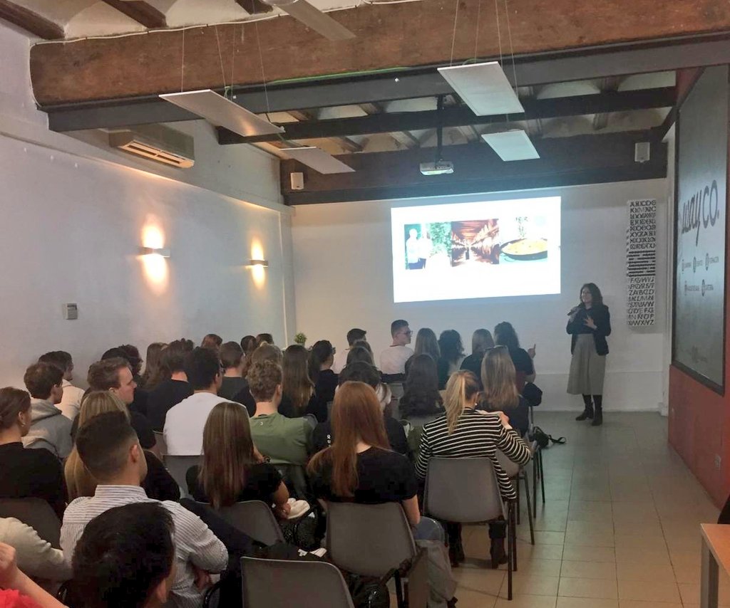 FundVisitVal's tweet photo. Presentacion de Turismo MICE a estudiantes de primer grado de Turismo y Negocio de la Universidad Inholland de Ámsterdam. #VLCNonStop https://t.co/khr5VmsPeU