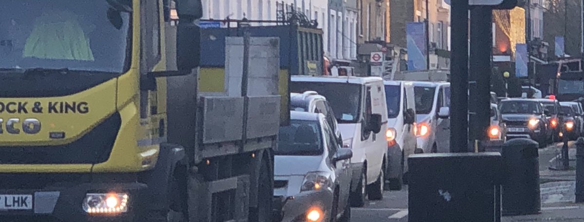 Avoidable traffic gridlock on New Kings Road caused by the closure of both Hammersmith Bridge + Harwood Terrace. ⁦<a href="/HFLabour/">Hammersmith and Fulham Labour</a>⁩ need to support a temporary bridge that can take cars + buses AND reopen Harwood Terrace urgently. Please sign ⁦<a href="/GregHands/">Greg Hands</a>⁩ petitions⁩! ⁦