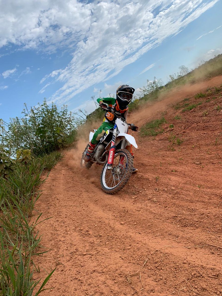 balthazar_breno's tweet photo. Duas fotos do treino de ontem. #brappppp
#huskvarna
#ktm
#222 https://t.co/0fktMY6QYf