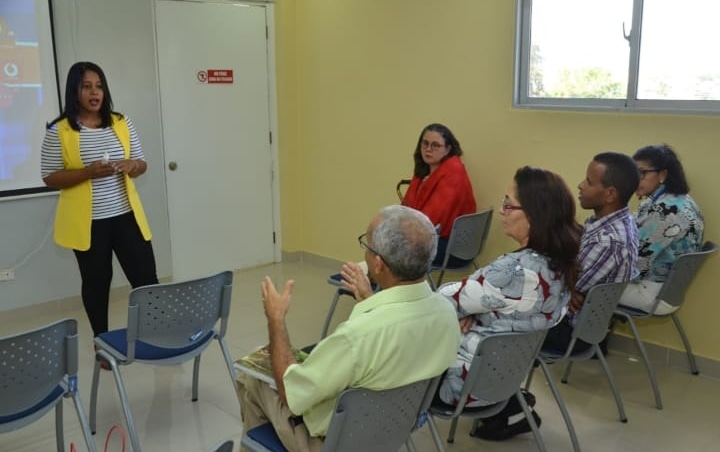 OnapiRD's tweet photo. #DeLaSemana|| La licenciada @Lisibell Cordero, Examinadora de Marcas, orientando a representantes del Consorcio Ambiental Dominicano, quienes trabajan en la extracción de aceite de una planta endémica.
#ONAPIteOrienta
#ONAPIesServicio https://t.co/VgWtx56WWu