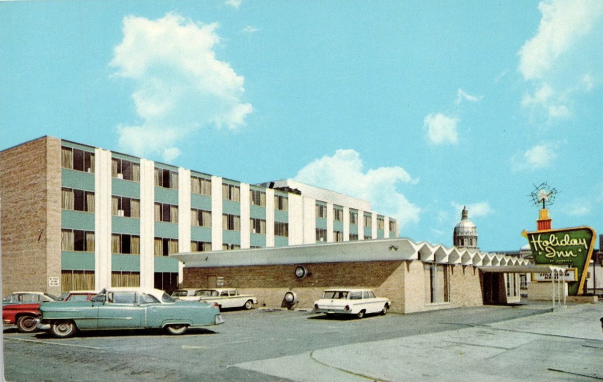 LibbyCierzniak's tweet photo. 1960s postcard shows the Statehouse dome peeking over the top of the Holiday Inn. Located at 500 W. Washington, the motel boasted of “gourmet food” and “an alarm clock in every room.” https://t.co/IQ1RBrgyUD