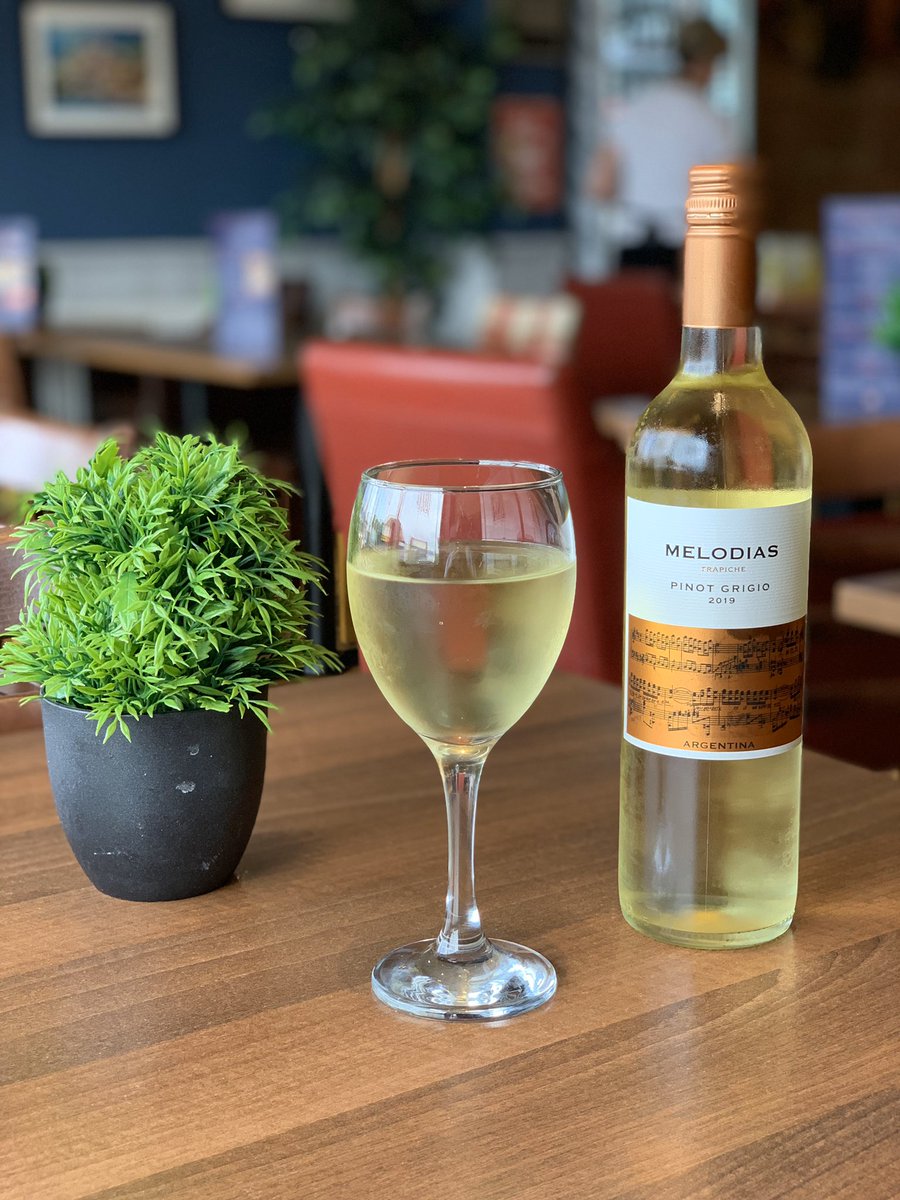 Mioscoffeebar's tweet photo. It’s wine o’clock 🍷

A great Wednesday dinner time treat to go with your dinner... our newest white wine, Melodias Pinot Grigio 🥂

We sell a range of wines, Prosecco, beers and ciders 🍻

Only available after 11am https://t.co/fV3hcb1XWU
