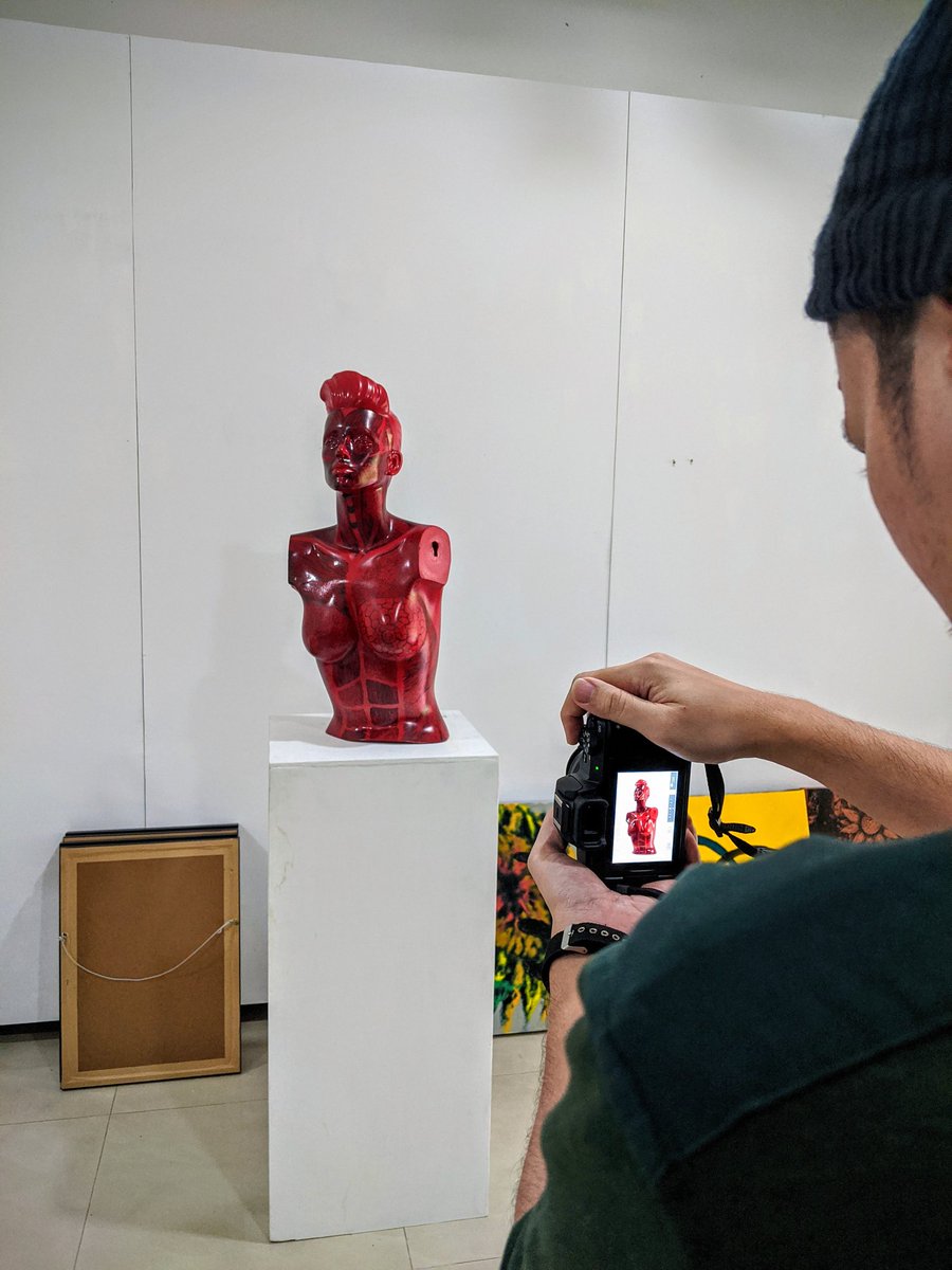 ARTOMovement's tweet photo. Sesi fotografi bagi pameran amal POSSIBILIA yang bakal berlangsung dari 15hb Feb 2020 di @rumahsenisel 

#ARToFestxGentaKecil #ARToFest #Possibilia #ARToOpening #ARToTurns10 https://t.co/Nmu2oTySdf