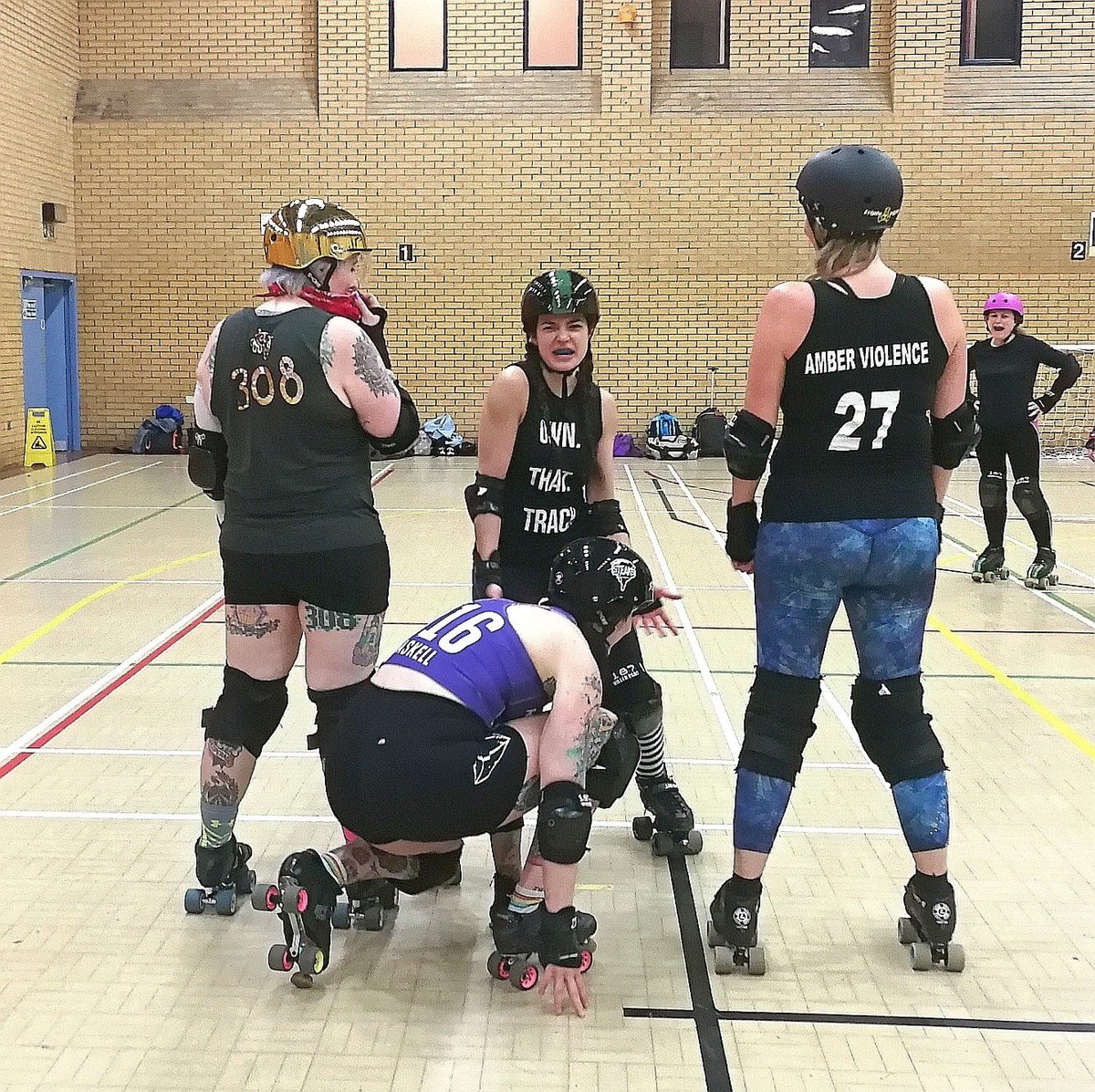 A really big thank you to Lily Gaskell from Rainy City for guest coaching our training session on Monday! 
We had a blast and can’t wait to put our new skills into practice! 💙💙💙 #RollerDerby #RollerSkating #GuestCoach #Fun #mondayfunday #Training #Wakefield #DerbyTwitter