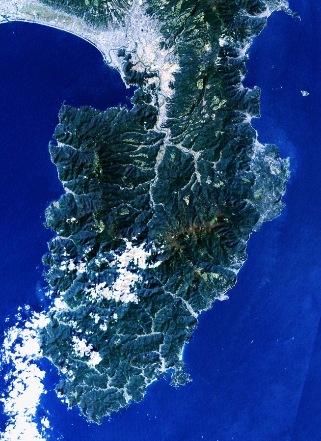 shimodadrum's tweet photo. 富士山の火口・穴の中に、伊豆半島の先端を入れる https://t.co/0JdzoCNNAD