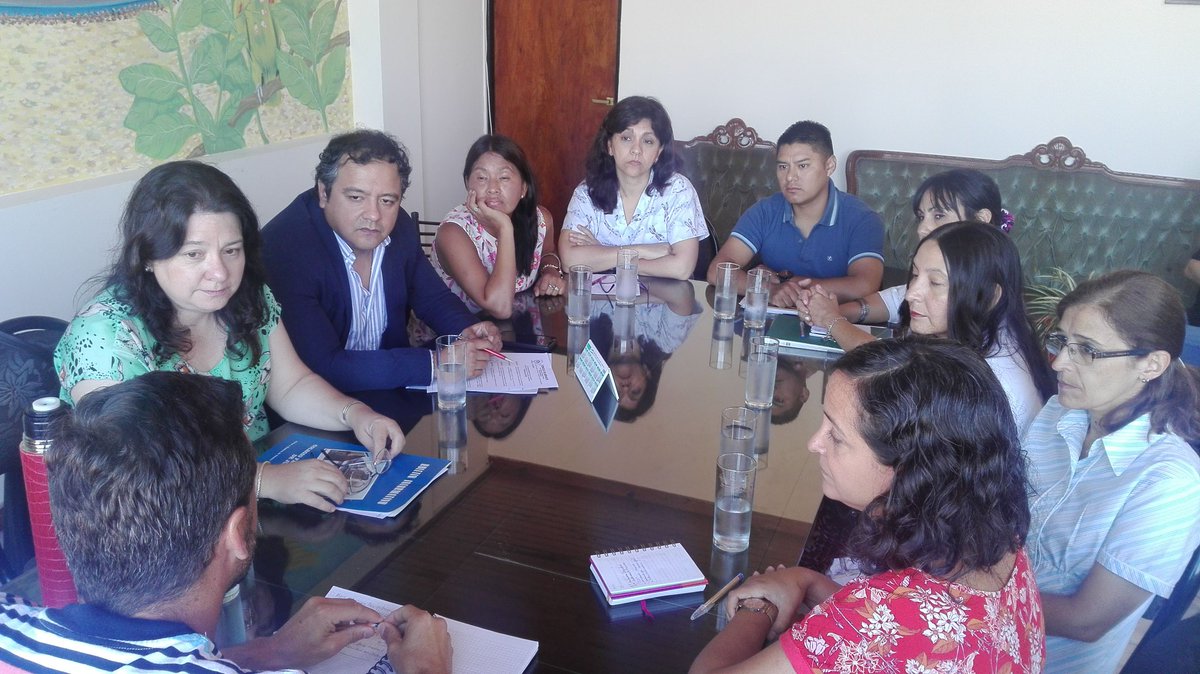 Infocolfarjuy's tweet photo. #Ahora en el Edificio Municipal de Perico, autoridades del Colegio Farmacéutico de Jujuy y farmacéuticas locales en audiencia con el intendente Luciano Demarco, analizando un convenio recíproco para erradicar la venta de medicamentos ilegales en la Ciudad https://t.co/IXHQHvfno9