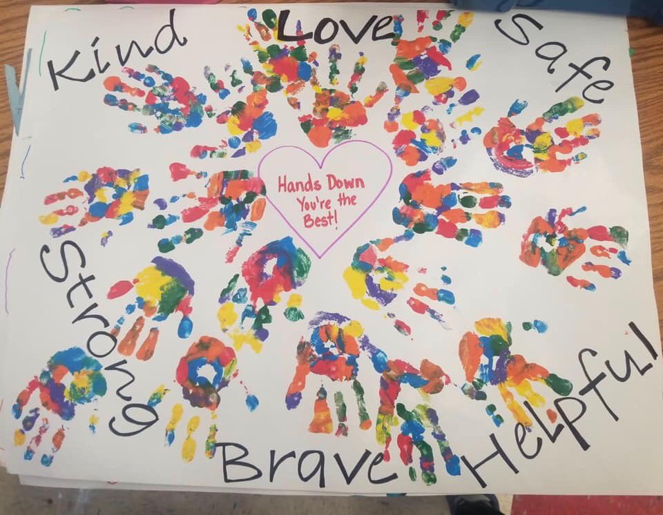 MaryKAndrews's tweet photo. Hebron Elementary Kindness Challenge showing gratitude for our police officers. Hands down, they are the best!  @Lakewood_HEBRON @lakewoodlocalsd https://t.co/p1SLENe0qK