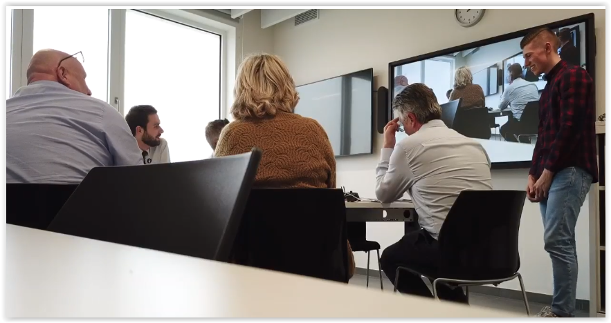 JohanVerschaeve's tweet photo. Terugblik op de eindpresentatie van het stagewerk rond de " Integratie van een #drone binnen een lokale #politiezone " door onze @viveshogeschool BaMV stagiair Ian, voor het DirCom van @PZMeetjesland . #drones #videostreaming #cp_ops #crisisroom ... Top! bedankt & succes verder! https://t.co/9SdTliUmuC