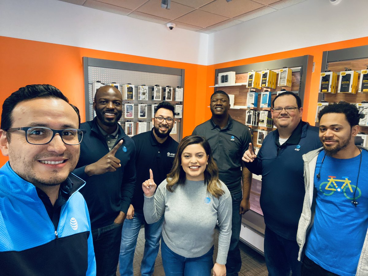 AyalaLauraPR's tweet photo. #LWOOD helping A.R.O.E Launch! 
Happy launch day Lincoln Park! 💙

@iamjwalker_ @Randyconnectsu @NoonchesterATT @PaulaVofGLM @TomMonahan10 @ATT 

#WeAreGLM
#TeamWork
#POWERCentral 
#HappyHumpDay https://t.co/l17axiH8yw