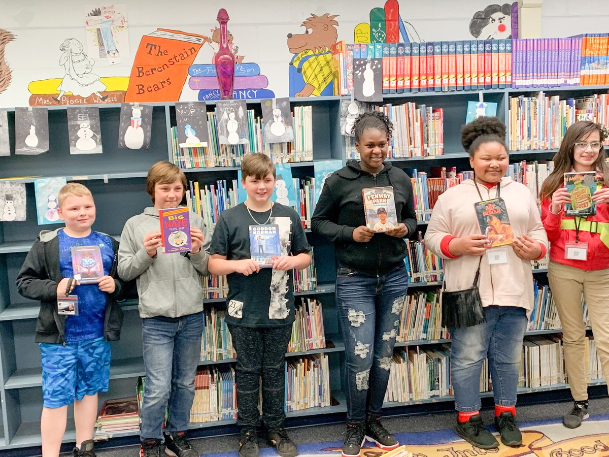 DcpsLiteracy's tweet photo. Pickett Elementary School students lining up to show off their love of reading! 💜 #literacyweek #DCPSreads #booksbeloved #duvalrising #teamduval #GetCaughtReading #FLedu #CLW2020 #FLCelebratesLiteracy https://t.co/tzC8Ox95ij