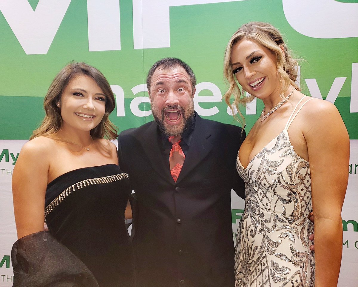 mileslong4real's tweet photo. Another incredible moment from Saturday night w/ my 2 besties @adriaxxrae & @ValDoddsXXX ๐คฉ๐คฉ #wednesday #wednesdays #wantedwednesday #wcw #womancrushwednesday #adriarae #valdodds #mileslong https://t.co/AbdcQNv6qy