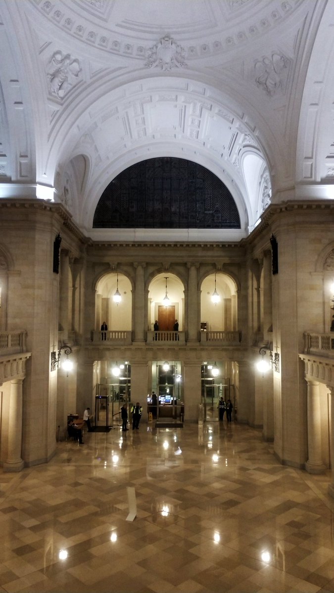 Das Bundesverwaltungsgericht von innen, eine riesige Empfangshalle wird von einem weißen Gewölbe mit Stuckelementen überspannt.