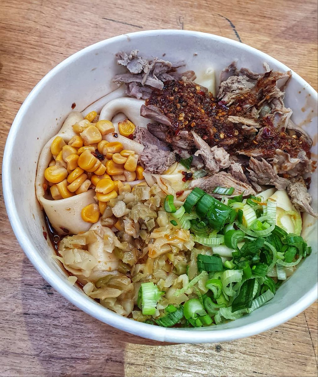 heard_in_'s tweet photo. Lip tingling spicy dry mixed lamb noodles from Fen Noodles at Old Spitalfields Market 🤤
#fennoodles #dumplingshack #oldspitalfieldsmarket #spitalfieldsmarket #londonfood #streetfood https://t.co/R9euRIJekF