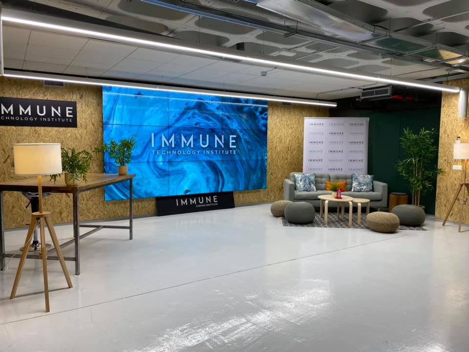 immuneinstitute's tweet photo. Está a punto de comenzar la #IMMUNETalks con @mmartinloeches en la que descubriremos mucho sobre el cerebro humano.🧠
Podrás seguirlo en directo desde nuestro Facebook➡️ https://t.co/CT8RNr6p8m

#IMMUNECampus #Neurociencia #Psicobiología #tecnología https://t.co/lmMYvK57se