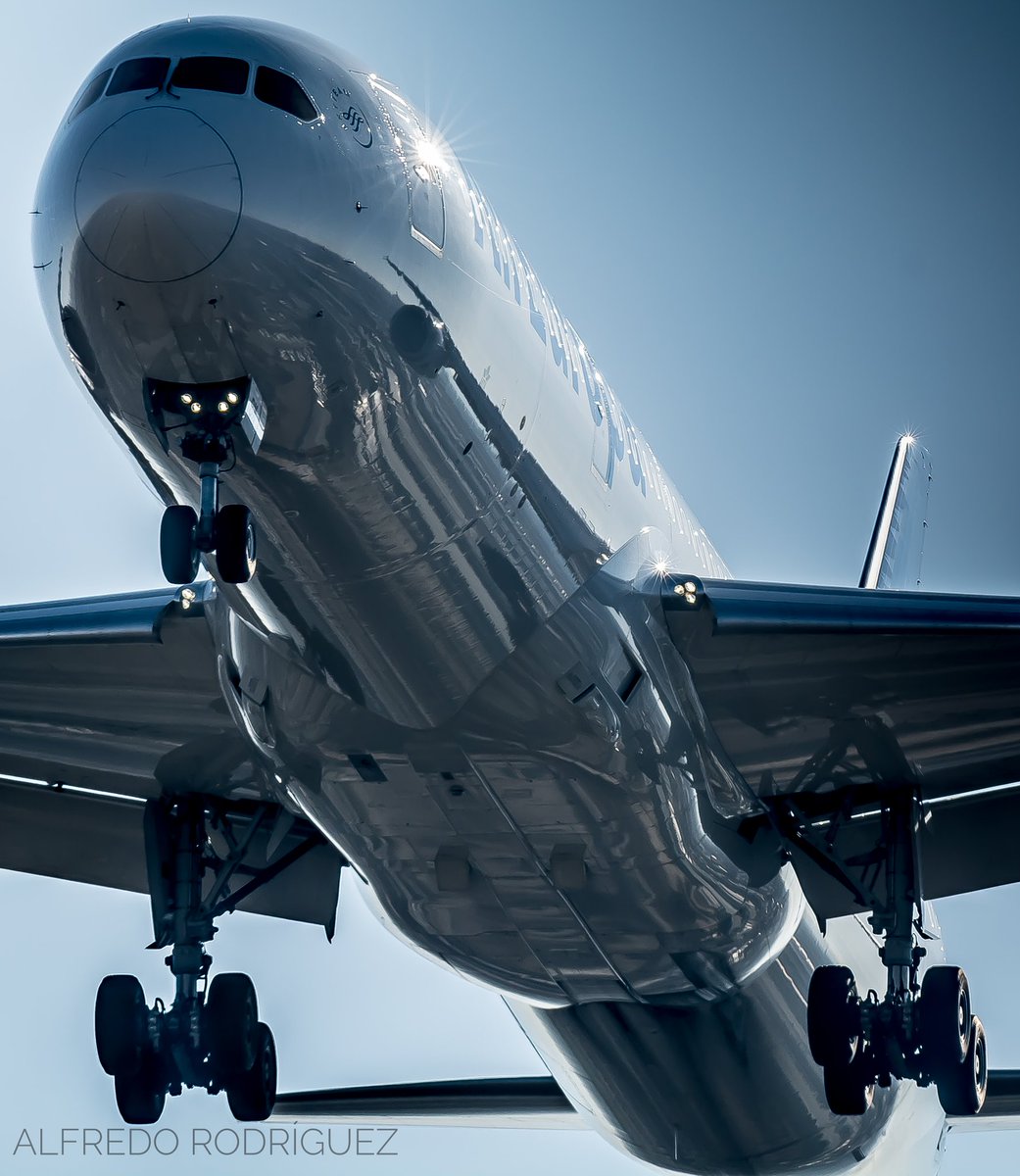 Aviophoto's tweet photo. Clear reflections
.
@AirEuropa @skyteam @BoeingAirplanes
#AirEuropa #Boeing #B787 #Dreamliner #EfectoDreamliner #SkyTeam https://t.co/wio9KtzXdu
