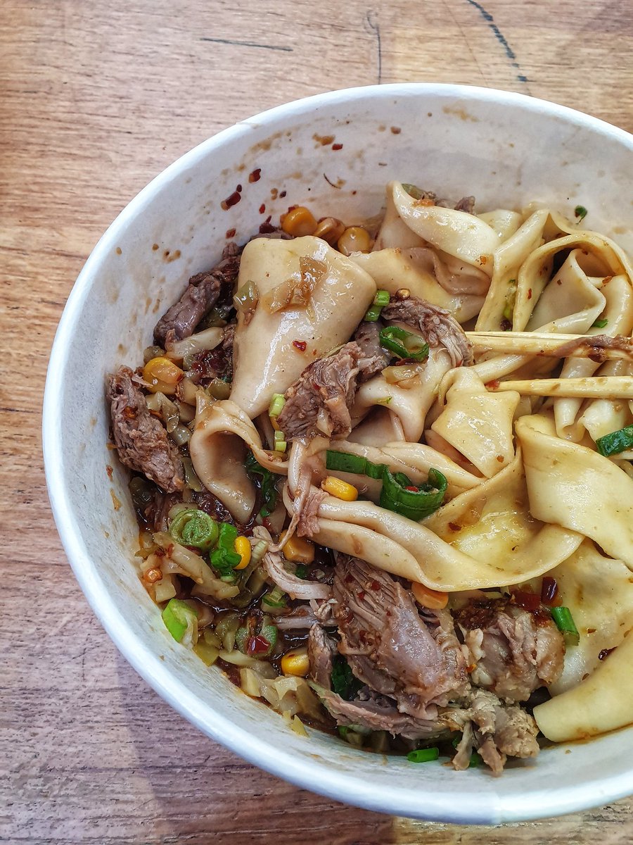 heard_in_'s tweet photo. Lip tingling spicy dry mixed lamb noodles from Fen Noodles at Old Spitalfields Market 🤤
#fennoodles #dumplingshack #oldspitalfieldsmarket #spitalfieldsmarket #londonfood #streetfood https://t.co/R9euRIJekF