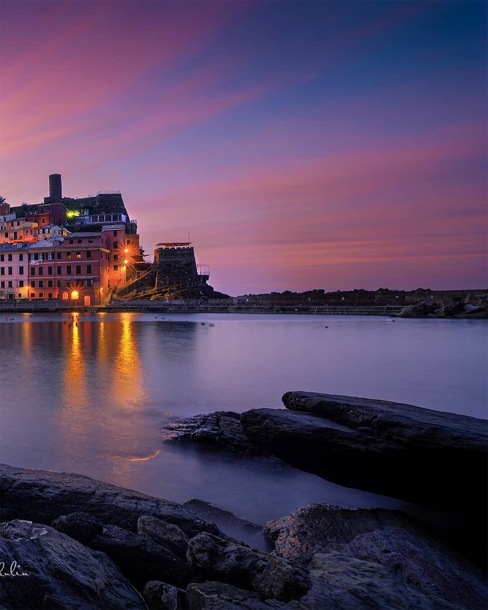 ig_liguria's tweet photo. C’è un momento in ciascuna alba in cui la luce è come sospesa; un istante magico dove tutto può succedere. La creazione trattiene il suo respiro.
(Douglas Adams)
........................................................
🔸Photo by: @roneus86
🔸Location:  #vernazza https://t.co/6KA4FgZAde